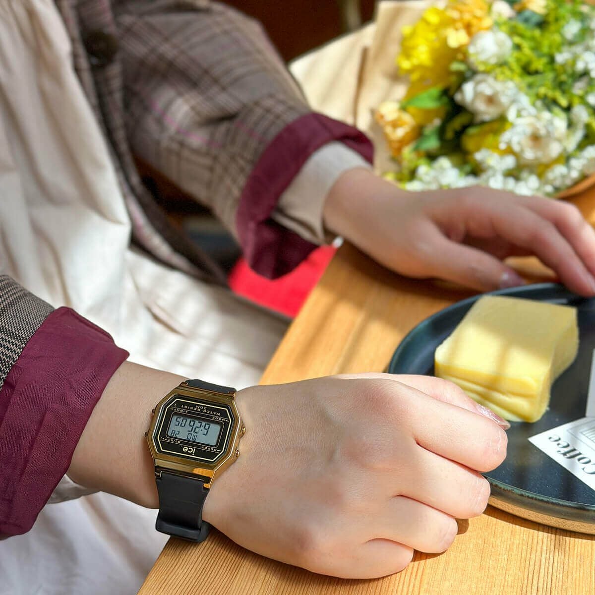 ICE-WATCH / アイスウォッチ ICE digit retro ブラックゴールド