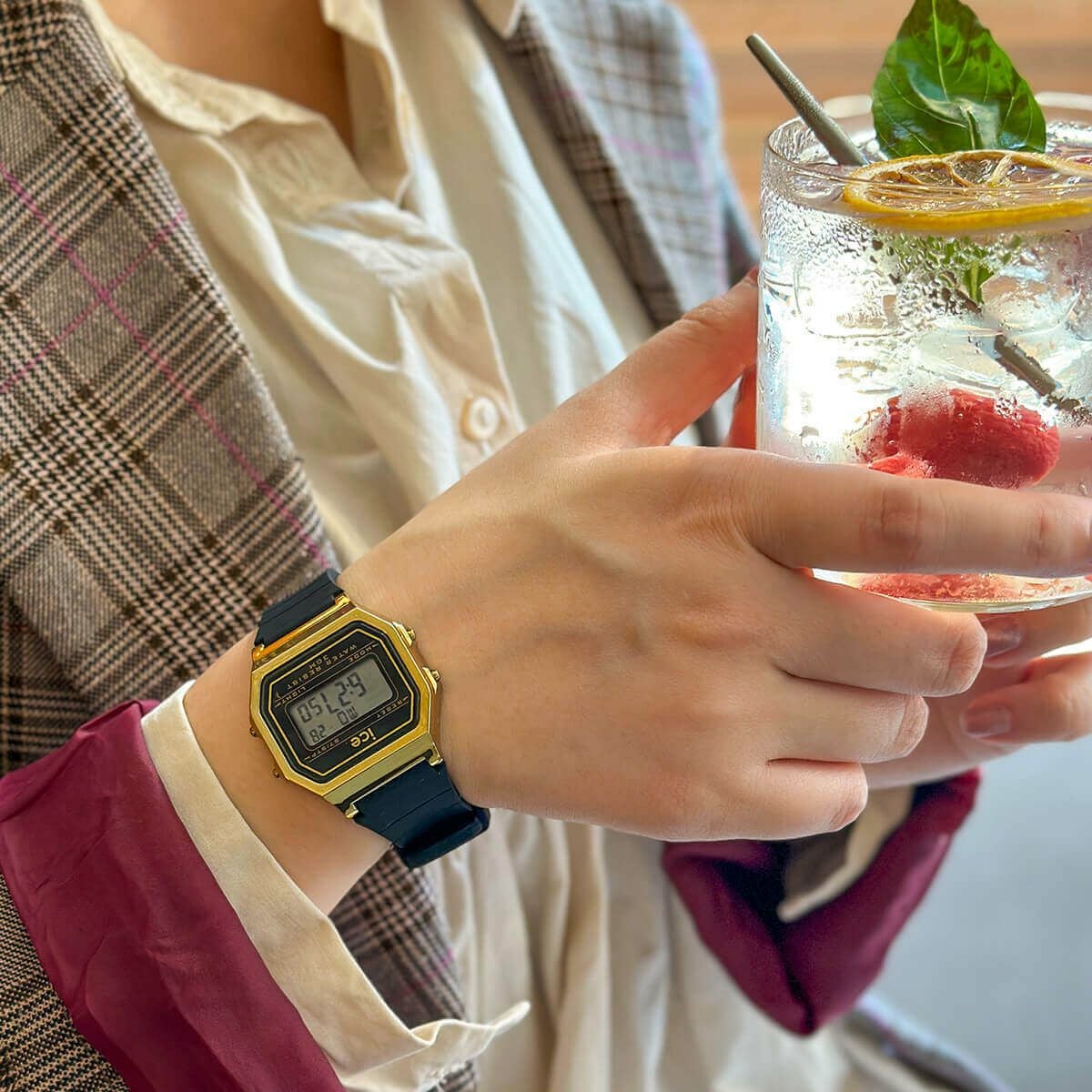 ICE-WATCH / アイスウォッチ ICE digit retro ブラックゴールド
