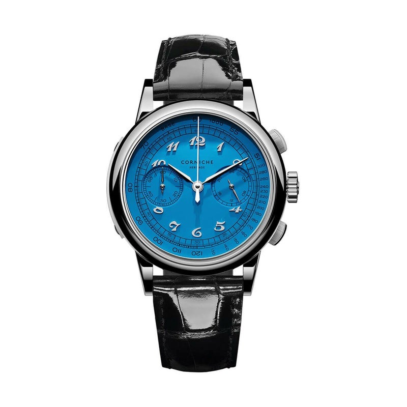 【世界限定300本】Corniche Watches / コーニッシュ ヘリテージ クロノグラフ Heritage デマンド スペシアーレ VI シルバー アズールブルー ブラックレザーの公式ECサイト掲載画像